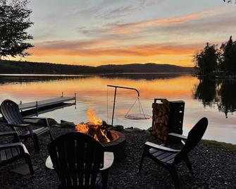 Grouse Landing On Back Lake - Pittsburg - Patio