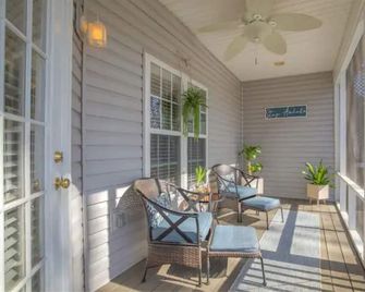 Whimsical 4 bedroom house with a cozy backyard - Simpsonville - Patio