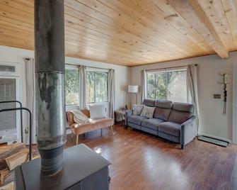 Quiet Sequoia National Forest Cabin w/ Fireplace - Posey - Pokój dzienny