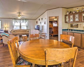 Cozy Yuma Retreat w/ Furnished Patio & Grill! - Yuma - Dining room