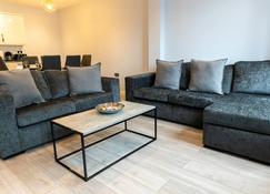 Zen Quality flats near Heathrow that are Cozy CIean Secure total of 8 flats group bookings available - Hounslow - Wohnzimmer