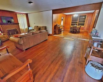 Cozy & Convenient - 20 Minutes to Charleston WV - Elkview - Living room