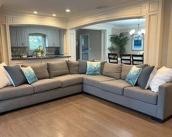 Terrific Pool/Jac Home: 3 Ensuites & Game Room - Orange - Living room