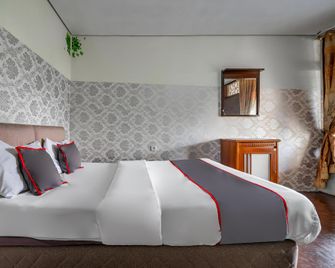 Capital O 93733 Hotel Linggarjati Kuningan - Kuningan - Habitación