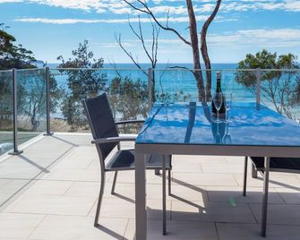 Unbeatable ocean views from beautiful private apartment on Denhams Beach. - Batehaven - Balcón