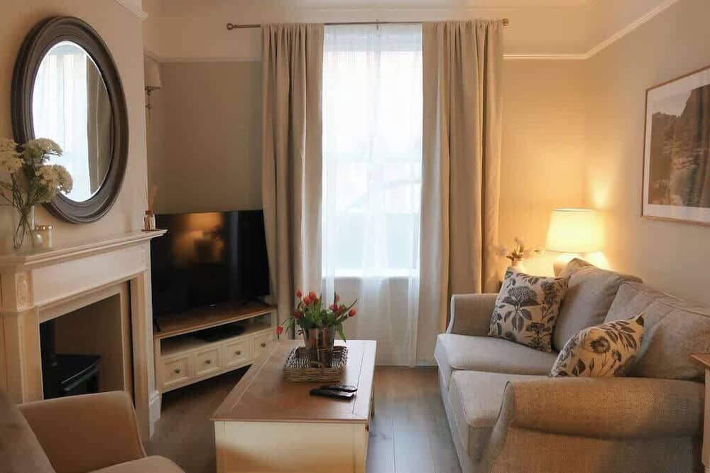 Luxury living outside the city walls - sleeps six! - Chester - Living room