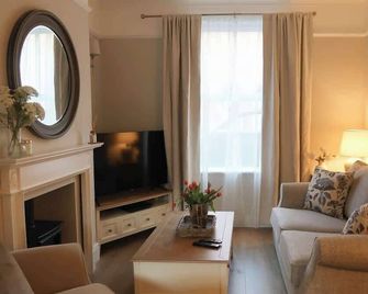 Luxury living outside the city walls - sleeps six! - Chester - Living room