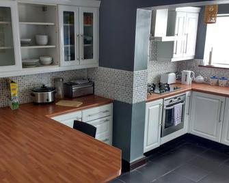 East Park House - Entire House - Wolverhampton - Kitchen