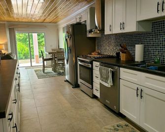 Oceanfront Trela Sands - First Floor Suite w/ generator on Sandy Beach - South Palmetto Point - Cocina