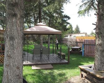 Blue Mountain Motel - Pincher Creek - Innenhof