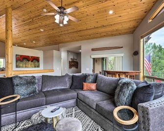 'Elkwood Lodge' Cabin w/ Hot Tub in Star Valley! - Star Valley - Living room