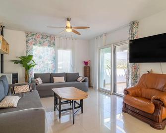 2 Bedroom Amazing Home In Vinuela - Viñuela - Sala de estar