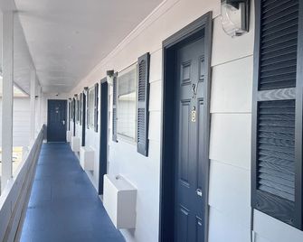 Regency Inn and Suites - Dodge City - Hallway