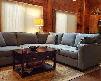 Modern log home, heart of White Mtns, Twin Mtn, 7 mins to Bretton Woods, pets+ - Twin Mountain - Living room