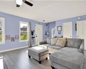 Prime Location!2-bedroom townhome in delightful Kennesaw minutes from KSU - Kennesaw - Living room