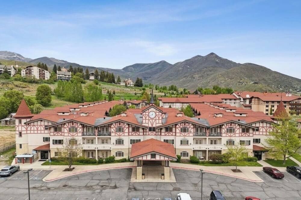 3074 | Premium Escape | 2Q Suite Near Park City