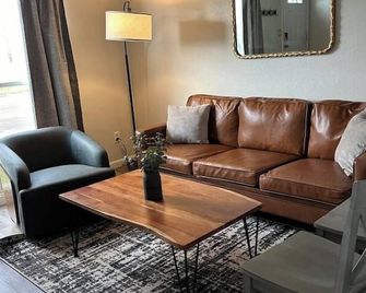 Private and comfortable! - Laramie - Living room