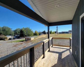 Charming 3-bedroom cabin- minutes from downtown Ennis - Ennis - Balcony