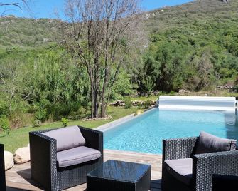 modern and contemporary villa with heated pool near the sea. - Figari - Piscine