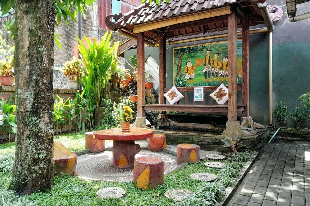 Ngampilan Backpacker Hostel - יוגיאקרטה - פטיו
