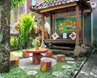 Ngampilan Backpacker Hostel - יוגיאקרטה - פטיו