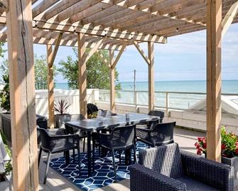 \'The Red Sand\' Beachfront Luxury Condo-Long Point - Long Point - Restaurant