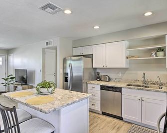 3 Mi to ASU Home with Pool and Grill in Tempe! - Tempe - Kitchen