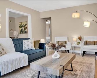 Charming 2-bedroom house in amazing Belleville with AC, WiFi - Belleville - Living room