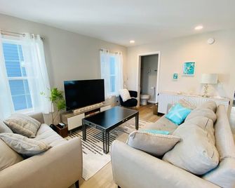 The Boogie Bungalow! Modern condo near Tropicana - براينتين - غرفة معيشة