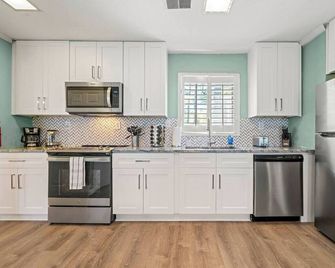 Lake View: Cozy 2 BR Cottage Close to Atlanta - Hampton - Kitchen