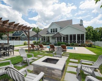 Luxury Retreat - Pool, Hot Tub, Outdoor Kitchen & Fire Pit - South Haven - Патіо