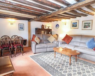 Hollyhedge Cottage - Melton Constable - Living room