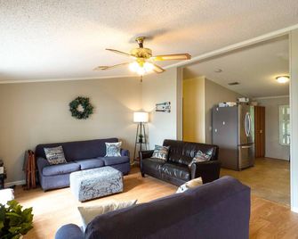 Lakefront Many Vacation Home with Deck and Views - Many - Wohnzimmer