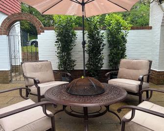 2/3 bed house. Short walk to Knole Park, Sevenoaks Train Station & High Street - Sevenoaks - Patio