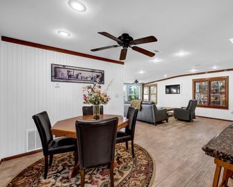 River Oaks Place - Kingsland