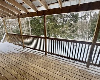 Cozy Cabin on the Stowe line! - Waterbury Center - Balcony