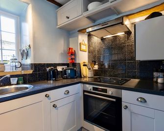 Character Cottage In West Burton Village, Wensleydale - Leyburn - Kitchen