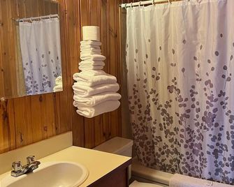 Glacier View Inn - Haines Junction - Bathroom