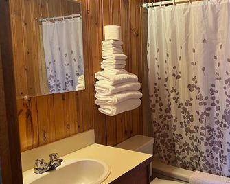 Glacier View Inn - Haines Junction - Bathroom