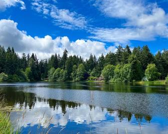 Family-friendly lakefront escape with outdoor dining, gas grill, kayaks and W/D - Lacey - Outdoors view