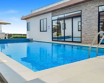 2 Bed/2.5 Bath Villa (Rubi) - Monrovia - Pool