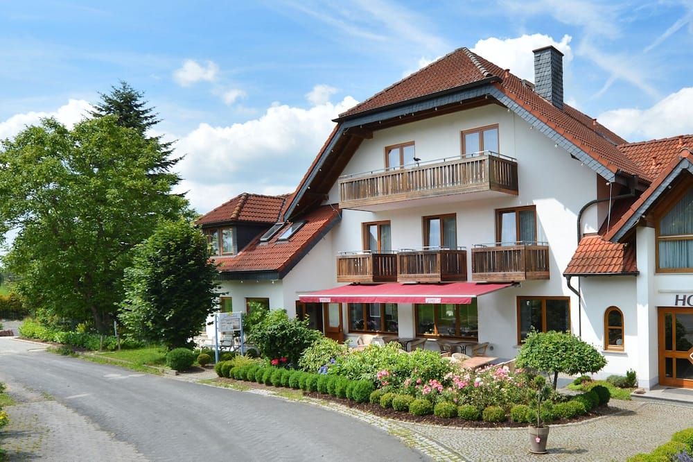 Rhön-Hotel Sonnenhof - Restaurant & Café - Poppenhausen - Gebouw