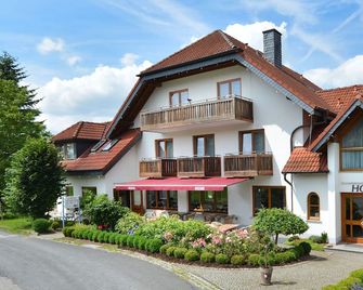 Rhön-Hotel Sonnenhof - Restaurant & Café - Poppenhausen - Gebouw