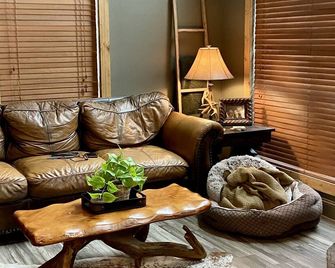 This relaxing cabin is cozy and secluded with private pond and fishing dock - Kingston - Living room