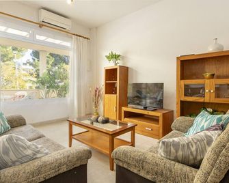 Apartment Maria by Homevillas360 - Puerto de Alcudia - Olohuone