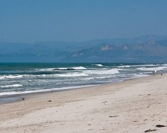 2 Bed/2 bath Townhome + Den/ Min to beach/1 hr -LA, 30 mi to SB-30 day min - Oxnard - Strand