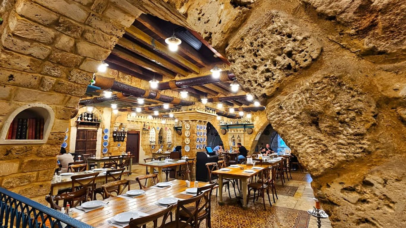 الفندق الساحة