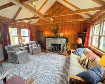 Charming Farm house, Sleeps 11. - Strafford - Living room