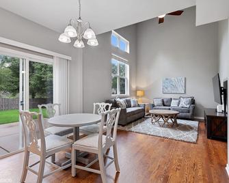 Beautiful 4 Bedroom House - Close to Everything - Naperville - Naperville - Dining room