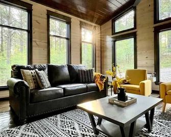 New Cabin w Hot Tub, Covered Deck, Fire Pit & Games - Morning Primrose - Broken Bow - Living room